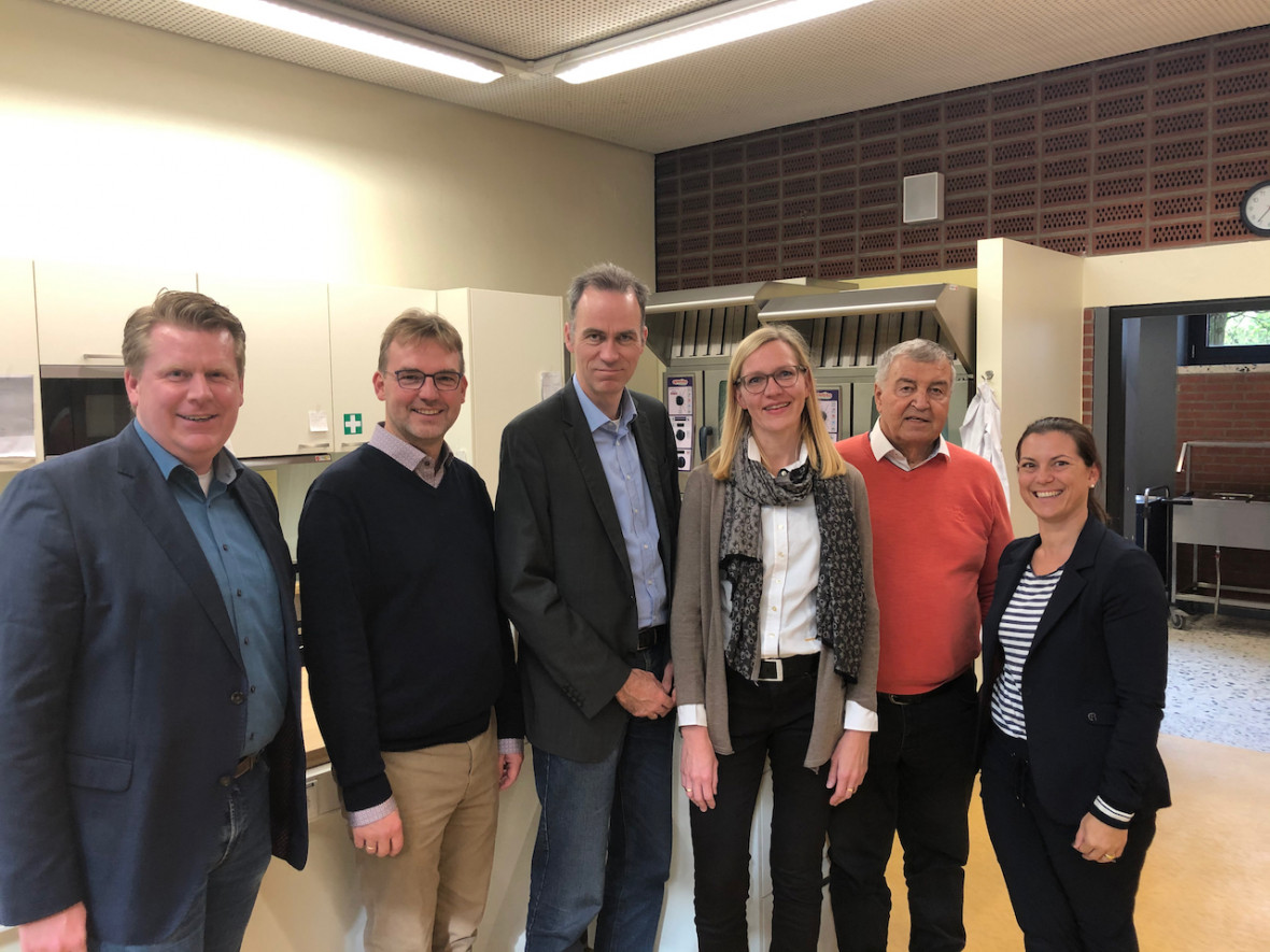 V.l.n.r.: Marcus Bielefeld (Vorsitzender), Schulleiter Gerd Krtzmann, Ratsherr Stefan Leschniok, Carmen Greefrath (stv Vorsitzende der Ortsunion), Joachim Schmidt (Bezirksbrgermeister) und Melanie Fleischer (stv. Vorsitzende der CDU-Bezirksfraktion)