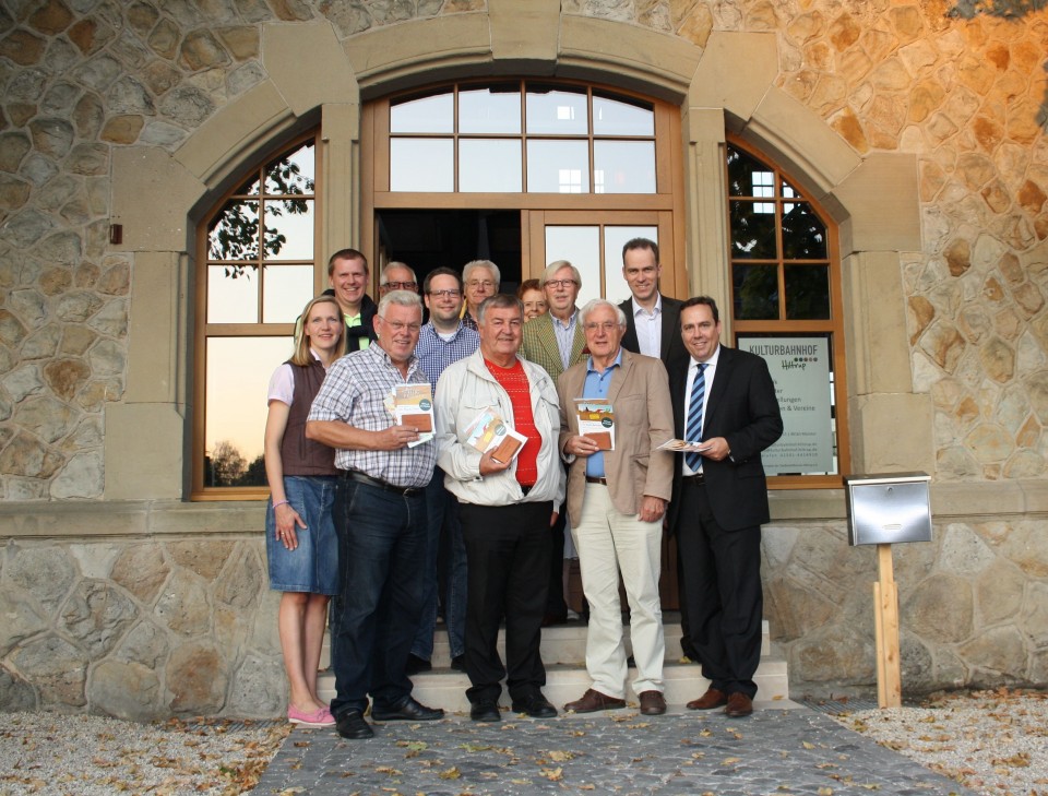 Freuen sich, dass es mit dem Kulturbahnhof Hiltrup weiter bergauf geht: Mitglieder der CDU-Ortsunion und der Senioren-Union Hiltrup mit (1. Reihe v.li.) Georg Berding, Joachim Schmidt und Klaus Rscher an der Spitze.