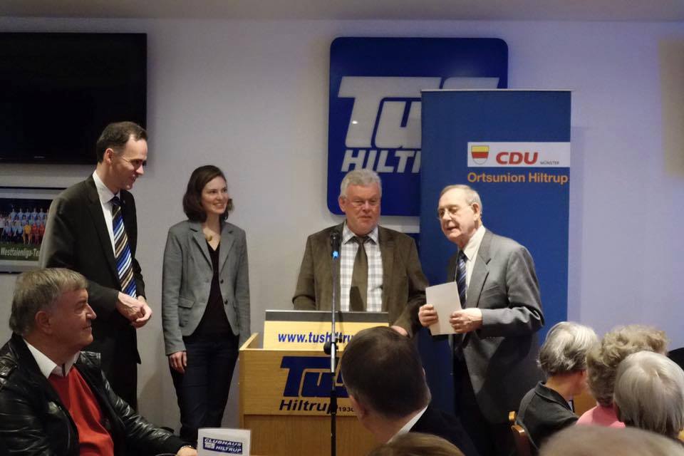 Stefan Leschniok, Teresa Kues und Georg Berding (von links nach rechts) ehren Hiltrups frheren Bezirksbrgermeister Heinz Nolte