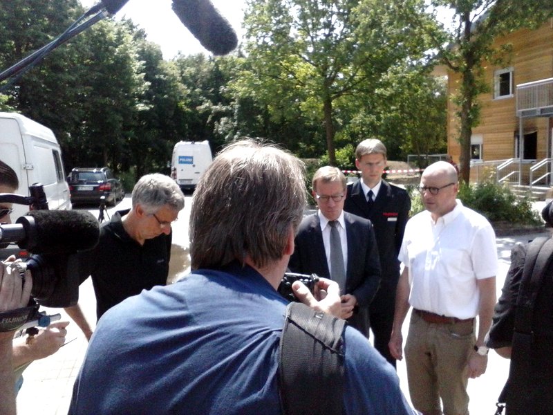 Pressekonferenz nach dem Brandanschlag