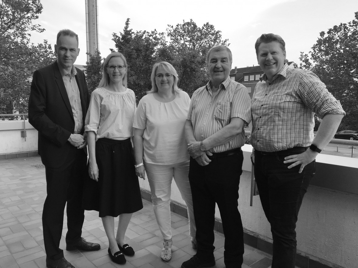 Ratsherr Stefan Leschniok, Ratsfrauen Carmen Greefrath und Astrid Bhl, Bezirksbrgermeister Joachim Schmidt, OU-Vorsitzender Marcus Bielefeld (von links nach rechts)