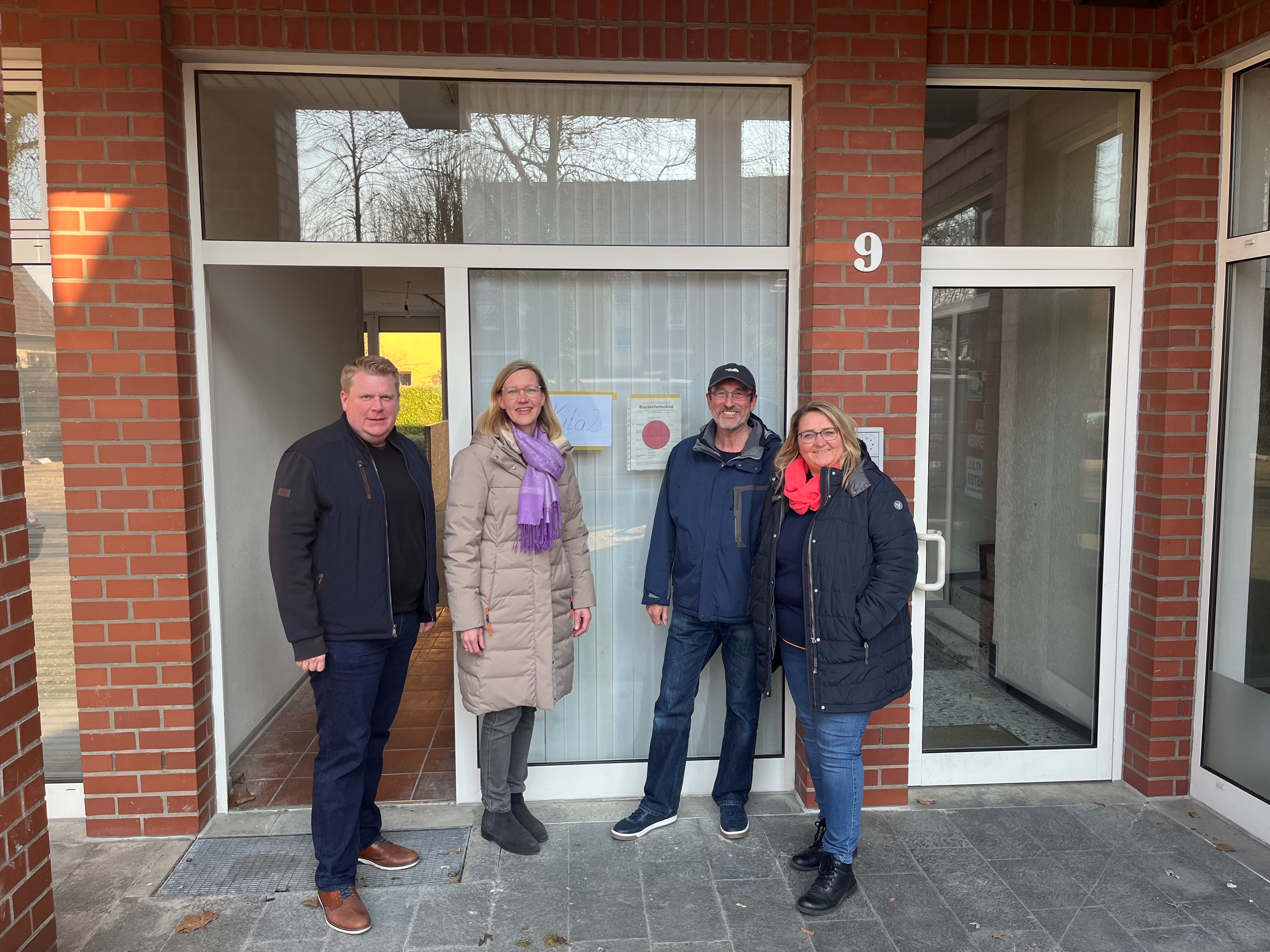 Hiltrups CDU-Vorsitzender Marcus Bielefeld, Ratsfrau Carmen Greefrath, Bezirksvertreter Jrgen Krichel und Ratsfrau Astrid Bhl besichtigten am Caldeloerweg die Rume, in denen bald eine Kita untergebracht wird. 
